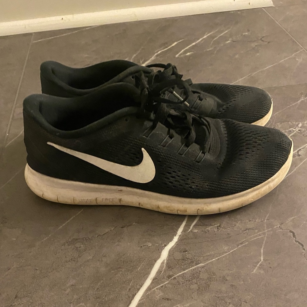 Women black Nike shoes